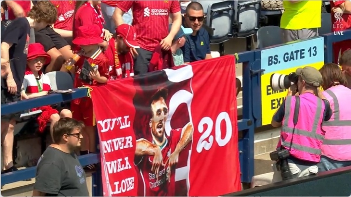 利物浦球迷在看台拉出横幅，表示对若塔兄弟的深情悼念